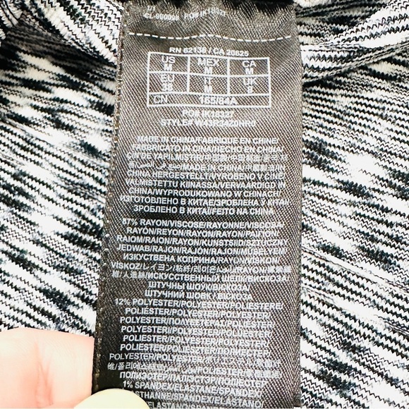 GUESS Los Angeles Black & White Fit and Flare Knit Bodycon Dress - Picture 9 of 9